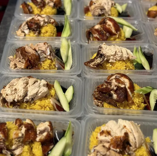 Barisan nasi ayam kuning siap dihidang