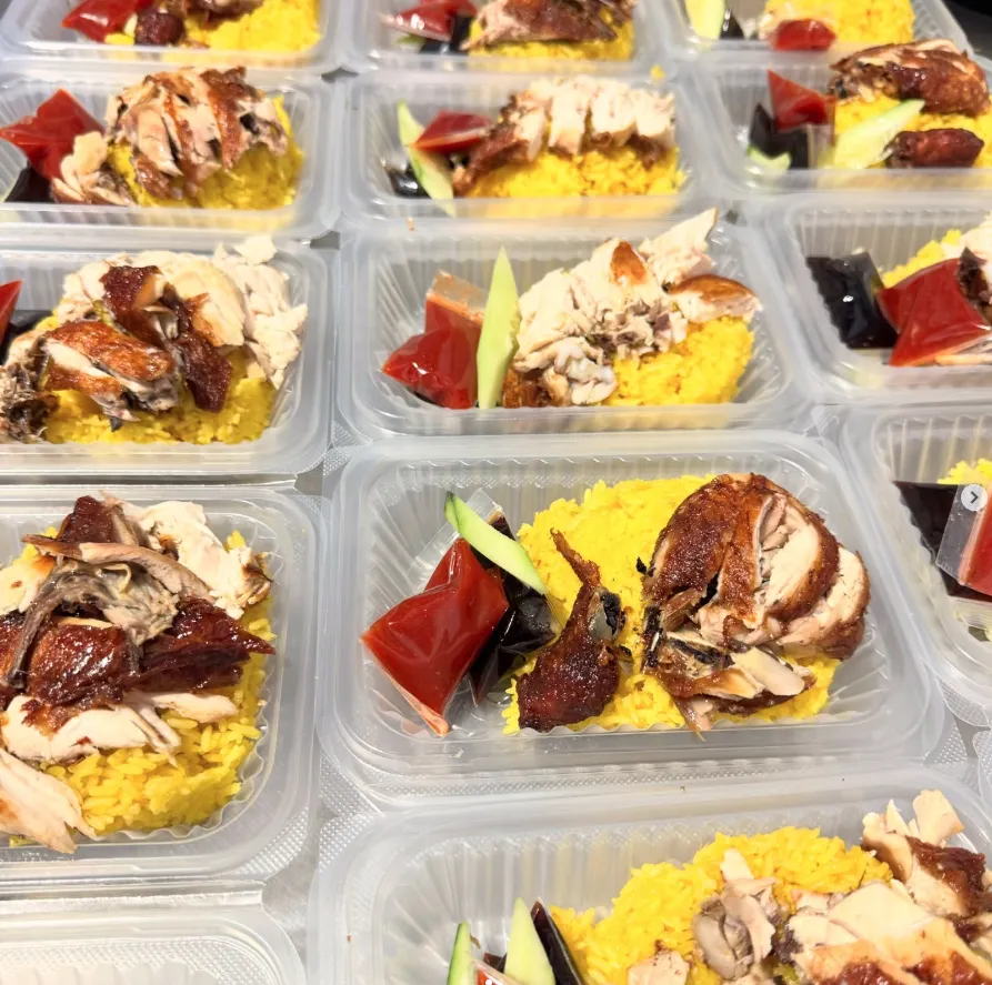Nasi ayam kuning dalam bekas